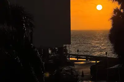 Image de Private Balcony - Waterfront View - *Free Covered Parking* & The Most Beautiful Sunset Views!