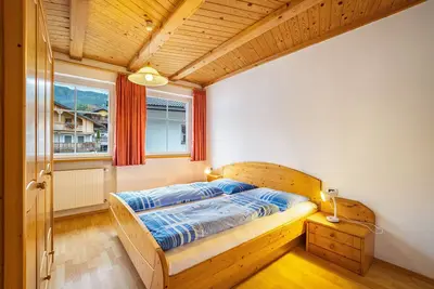 Image de Appartement \"Kuenz Dolomites Drau\" accueillant les animaux domestiques, avec vue sur les montagnes.