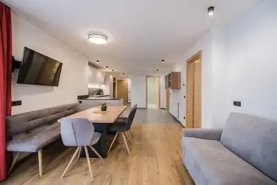 Image de Appartement Kuenz Dolomites 5 avec vue sur les montagnes, jardin et Wi-Fi.