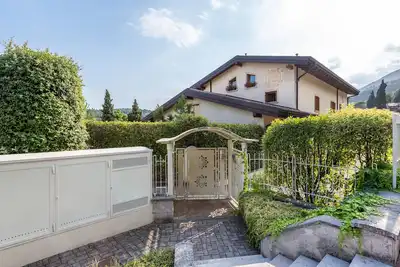 Image de Appartement \"Maison de Kastel\" avec vue sur les montagnes et jardin partagé.