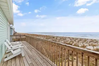 Image de Breezy and stress-free oceanfront cottage w\/ direct beach access.