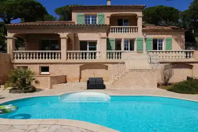 Image de Superbe! 🤩Clim vue Mer, Collines Plage1 km 🏖Bain Balnéo🤗Table de massage Zen😁