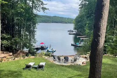 Image de Stylish lakefront home with large flat yard, boat dock, hot tub & mountain view!
