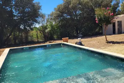 Image de Villa climatisé avec piscine et clôture