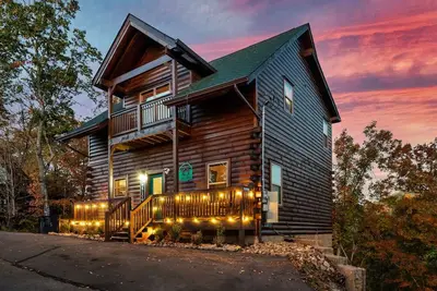 Image de Fall Views Log Cabin | Pool, Hot Tub, Game Loft