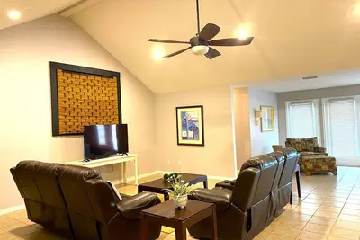 Image de Private spacious home on 5 acres just minutes from the beaches and theme parks!