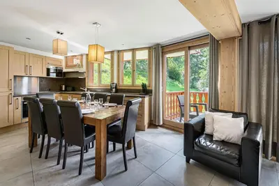 Image de Wifi, au pied des commerces, Rez-de-chaussée, balcon, parking, télévision, 100m²