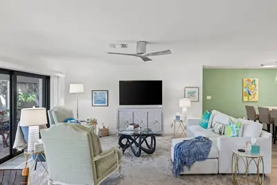 Image de Stunning New Country Club Residence with Pool