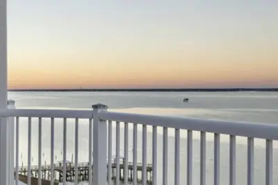 Image de The High Tide Hideaway- Direct Sound front, pool, steps to beach
