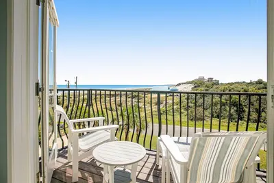 Image de Comfortable townhouse near beach with water-view balcony, WiFi, Ac, & W/D