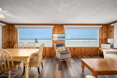 Image de Upstairs 2 Bedroom Home w/ Ocean Views on 65th St.