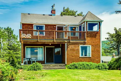 Image de Rustic oceanfront home with beach views, deck, patio & fireplace - dog-friendly