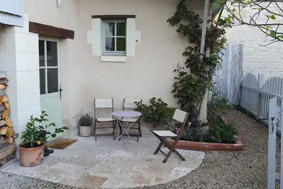 Image de Maison cosy avec un grand jardin verdoyant