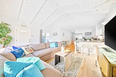 Image de Cozy 3 Bedroom Across from Playground on the Beach