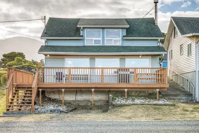 Image de Dog-friendly home across from the beach with grill, deck, & amazing ocean views