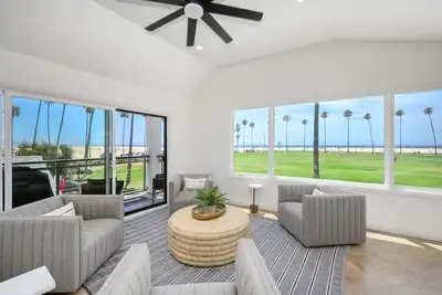Image de 3 Bedroom with Park and Beach in your Backyard!