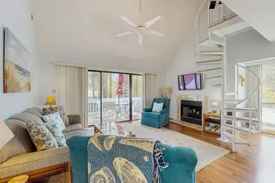 Image de Top-floor Sea Colony gem with Ac & fast WiFi - walk to beach, pools & tennis