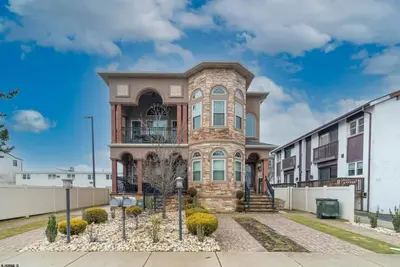 Image de One block to the beach! Central to Margate restaurant/shopping