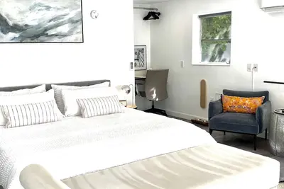 Image de 2 Miles To The Beach! Bright & Spacious King Studio on 1/2 Acre