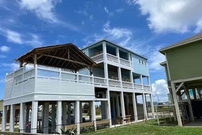 Image de Beach Hanson 2 New Construction with Private pool and hot tub on upper deck.