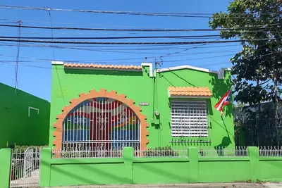 Image de Local Experience! 5 Minutes to Beach; Solar + Cistern
