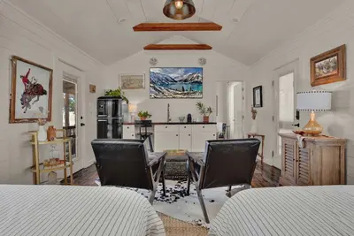 Image de Cozy Chic Cabin with Cowboy Pool on Texas Wine Trail