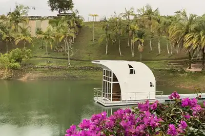 Image de Romantic houseboat in nature and enjoy the simplicity of this quiet accommodatio