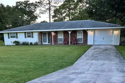 Image de Serene and cozy 3 Br, 2 Ba home, King Suite, Dogs Welcome. Back porch w swing