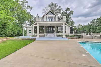 Image de Pickwick Lake Home w/ Screened-In Porch, Dock