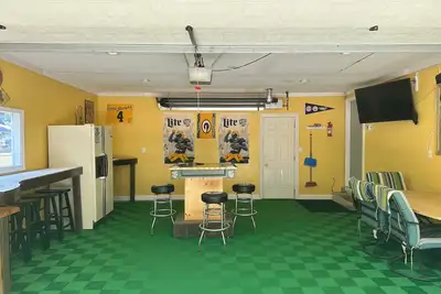 Image de Go Pack 1090 steps from Lambeau entrance - Heated Garage