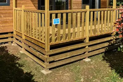 Image de Mobilheim Camelot Premium 32m2 (2 Schlafzimmer) + große überdachte Terrasse/ Fußgängerzone 4 Personen