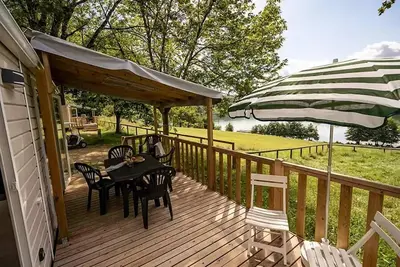 Image de Mobil-home Premium 29m² (2chambres) + +Lv + Tv + terrasse semi-couverte 6m² vue sur le lac 6 personnes