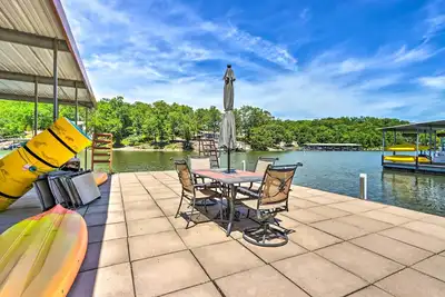 Image de Waterfront Home w/ 3 Decks on Lake of the Ozarks!