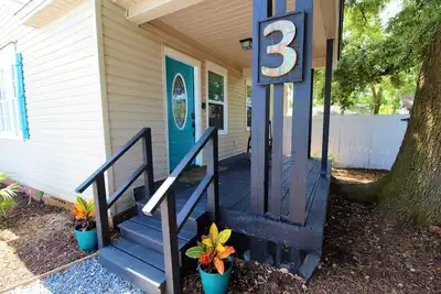 Image de Beachy Bungalow for Family Fun! Walk to local Beach!