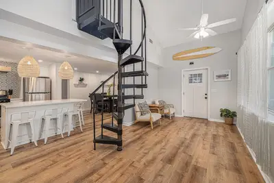 Image de The Heart of Folly. Steps from Center St!