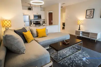 Image de Spacious Glacier Lodge condo with true ski-in/ski-out access and large pool and hot tubs.