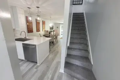 Image de Stylish Remodeled Townhouse