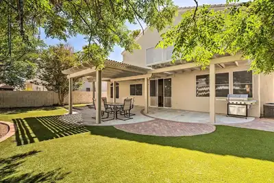 Image de A Beautiful House with Hot Tub, Grill & Games!