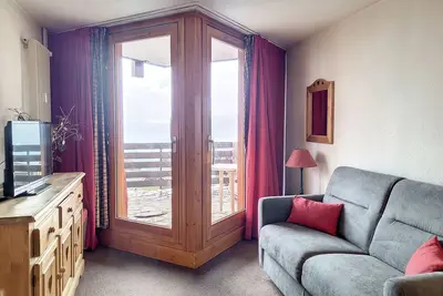 Image de Studio lumineux près des pistes avec balcon, WiFi gratuit, et accès facile aux commerces