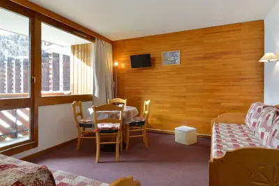 Image de Studio agréable près des pistes avec balcon