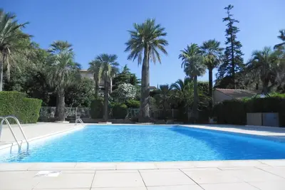 Image de Appartement 6 personnes, vue mer, terrasse, piscine et terrain de boules.