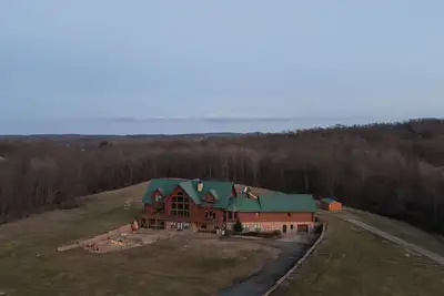 Image de Gorgeous, remote lodge on 100+ acres, 15 min from downtown Indiana