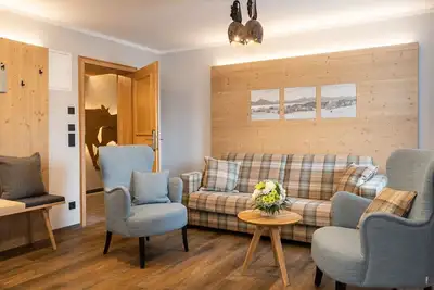Image de Chalet-studio mit Alpin-chic, GroĂźzĂĽgiger Wellnessbereich, Natur pur
