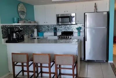 Image de Newly Renovated- Luxurious Contemporary Cottage Condo Oceanfront King