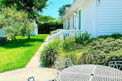 Image de Located in town, walking distance to marina and festival grounds. Cottage 4