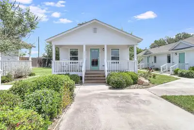 Image de Located in town, walking distance to marina and festival grounds. Cottage 5