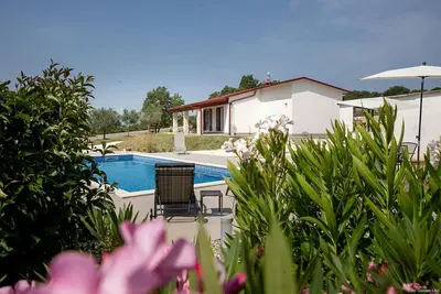 Image de Holiday House \"Ivanka\" for 5 persons with pool