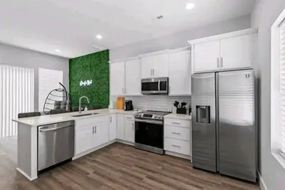 Image de One Of A Kind townhouse with mountainline views of the city