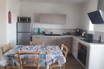 Image de appartement petit immeuble tout sur port et mer 5 min plage
