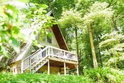 Image de Cheery, Peaceful Water Front Cabin on Winery Grounds